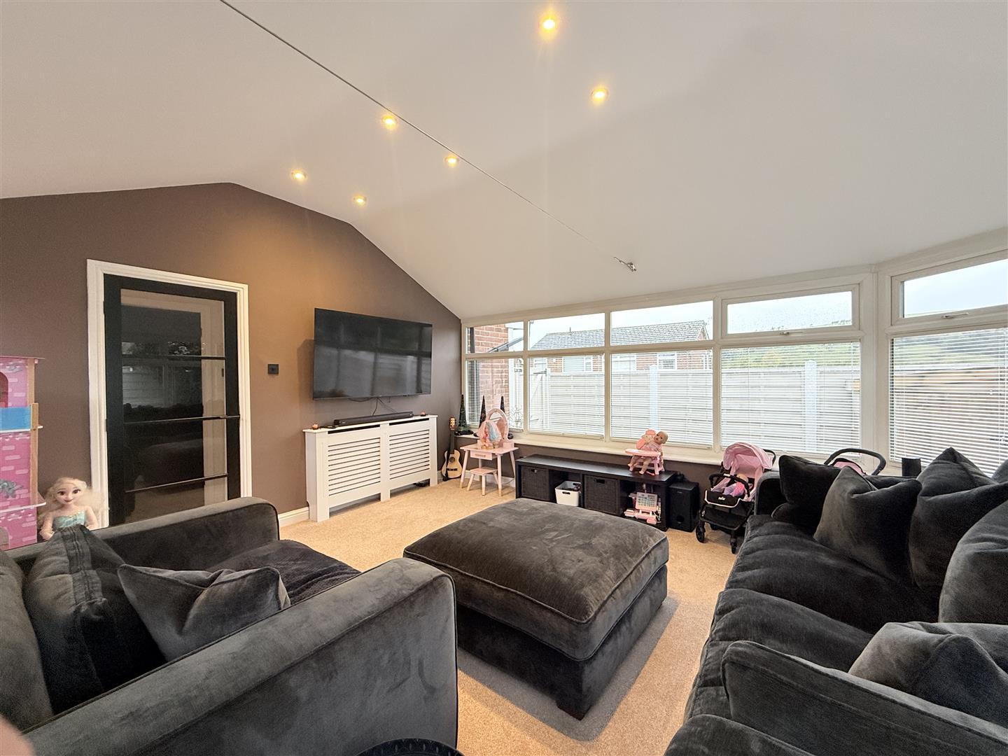 4 bed house - semi-detached in Dale Avenue, Mossley, Ashton-Under-Lyne – photo 2